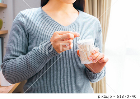 ベビー綿棒を取り出す女性 61370740