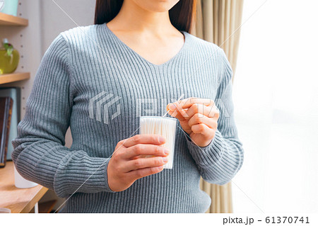 ベビー綿棒を取り出す女性 61370741