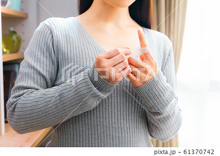 絆創膏を貼る女性 61370742