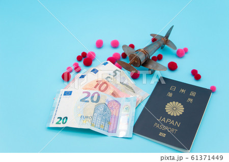 旅行　海外旅行　飛行機を使った長期旅行イメージ 61371449