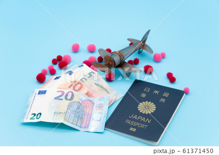 旅行　海外旅行　飛行機を使った長期旅行イメージ 61371450