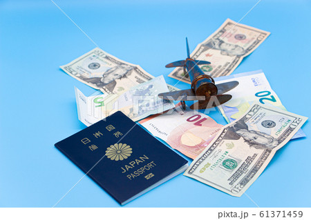 旅行　海外旅行　飛行機を使った長期旅行イメージ 61371459