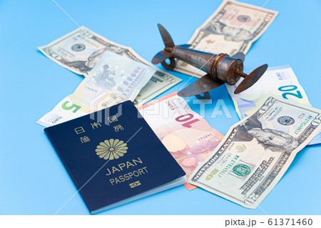 旅行　海外旅行　飛行機を使った長期旅行イメージ 61371460