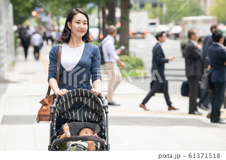 赤ちゃんと母親 親子 母子 ベビーカー 散歩 買い物 赤ちゃんと母親 親子 母子 ベビーカー 散歩 買い物 61371518