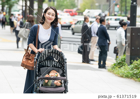 赤ちゃんと母親 親子 母子 ベビーカー 散歩 買い物 赤ちゃんと母親 親子 母子 ベビーカー 散歩 買い物 61371519
