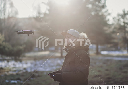 man piloting drone outdoor man piloting drone outdoor 61371523