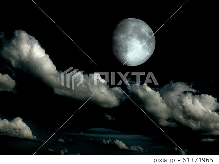The moon in the night sky 61371965