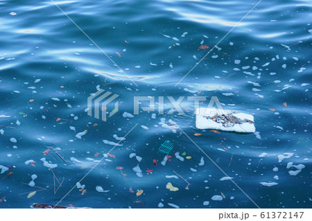 水面とゴミ 水面とゴミ 61372147