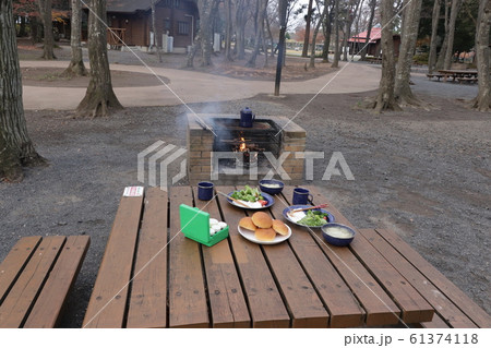 キャンプの朝食 キャンプの朝食 61374118