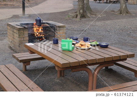 キャンプの朝食 キャンプの朝食 61374121