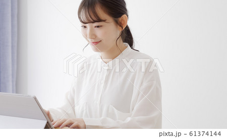 女性 ビジネス パソコン 女性 ビジネス パソコン 61374144