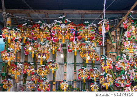 東京都　浅草　鷲神社（おおとりじんじゃ）　熊手店　酉の市・一の酉 61374310