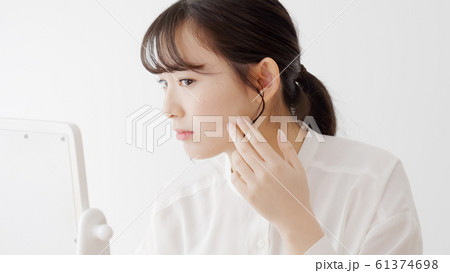 若い女性　美容　スキンケア 61374698