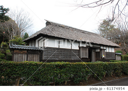 富士市指定有形文化財「樋(とよ)代官長屋門(旧植松家)」を左から見る(静岡県富士市) 61374954