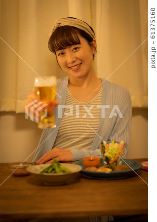 夜　女性　ライフスタイル 61375160