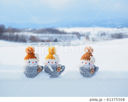 北海道の風景 美瑛の景色と雪だるま人形 61375508