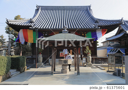 四国霊場第70番札所「本山寺」大師堂とお遍路さん 61375601