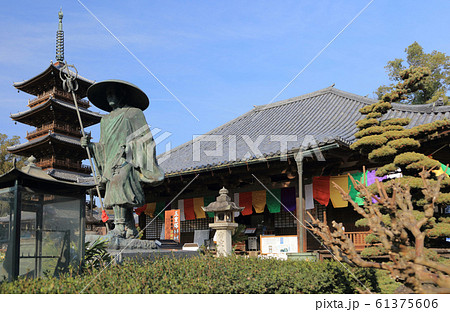 四国霊場第70番札所「本山寺」国宝本堂と五重塔、弘法大師像 四国霊場第70番札所「本山寺」国宝本堂と五重塔、弘法大師像 61375606