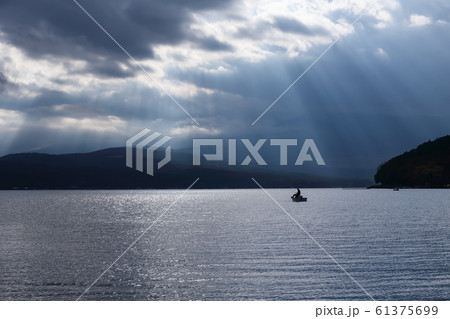 山中湖で見た天使のはしごと釣り人のシルエット 山中湖で見た天使のはしごと釣り人のシルエット 61375699