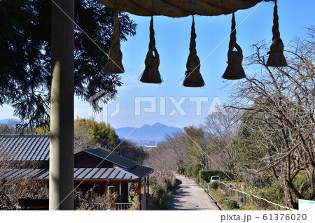 奈良・檜原神社の鳥居から見た二上山 61376020