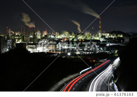 水島コンビナートの夜景と国道430号を走る車の光跡、通称レーザーセブン 水島コンビナートの夜景と国道430号を走る車の光跡、通称レーザーセブン 61376103