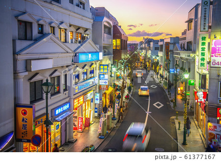 日本の横浜都市景観 逆向き路上放置自転車による危険誘発ドミノ。街の魅力を破壊し続けている放置自転車。 日本の横浜都市景観 逆向き路上放置自転車による危険誘発ドミノ。街の魅力を破壊し続けている放置自転車。 61377167