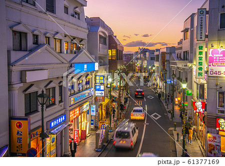 日本の横浜都市景観 逆向き路上放置自転車による危険誘発ドミノ。街の魅力を破壊し続けている放置自転車。 日本の横浜都市景観 逆向き路上放置自転車による危険誘発ドミノ。街の魅力を破壊し続けている放置自転車。 61377169