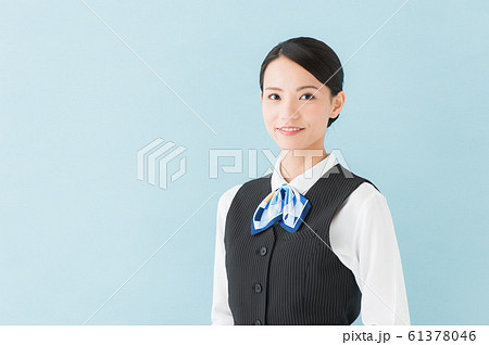 制服を着た働く女性(青背景) 制服を着た働く女性(青背景) 61378046