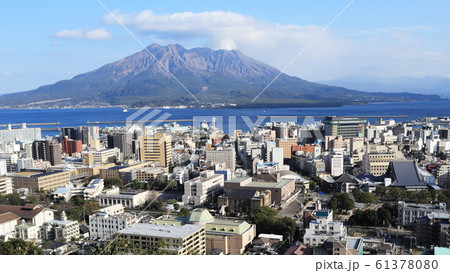 桜島と鹿児島市の街並み 桜島と鹿児島市の街並み 61378080