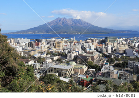 桜島と鹿児島市の街並み 桜島と鹿児島市の街並み 61378081