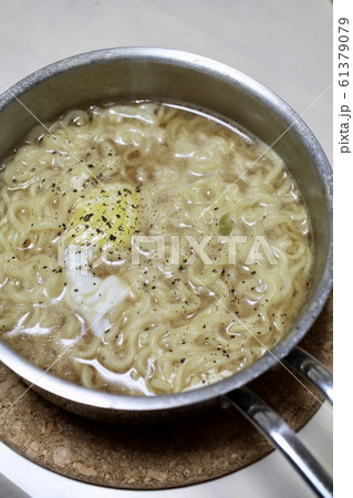 夜食の卵を落としたインスタントラーメン　鍋のまんまラーメン 61379079