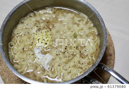 インスタントラーメン 鍋の写真素材