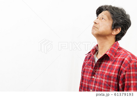 悲しい顔の男性 悲しい顔の男性 61379193