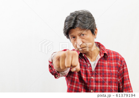 パンチを繰り出す男性 61379194