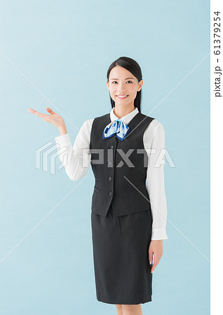 制服を着た働く女性(青背景) 制服を着た働く女性(青背景) 61379254