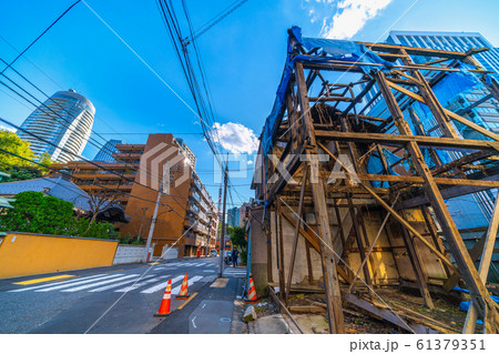 日本の東京都市景観 虎ノ門三丁目から「榮閑院猿寺」（左）や東京タワー、古家解体（右）などを望む 61379351