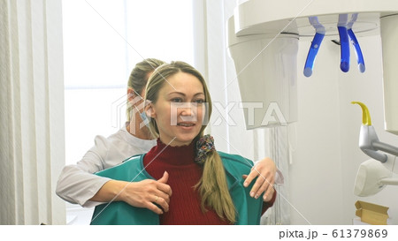 Doctor to take a image 3dx-ray machine 3d digital scanner tomography of teeth and jaw in modern laoratory dental clinic. Computer dental diagnostics. 61379869