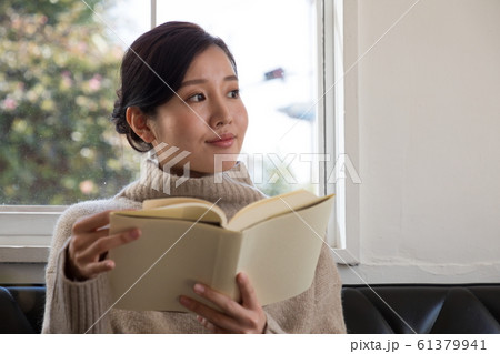 リビングで読書する若い女性 リビングで読書する若い女性 61379941
