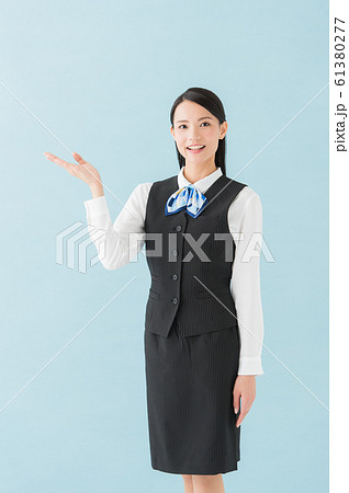 制服を着た女性(青背景 縦位置) 制服を着た女性(青背景 縦位置) 61380277