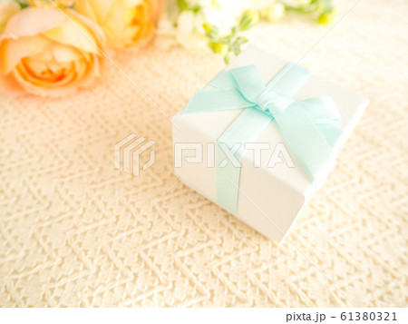 プレゼント　イメージ　　花　ギフトボックス 61380321