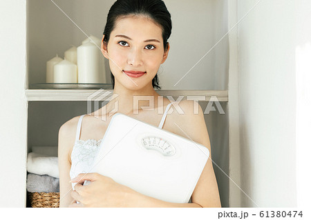 美容 ビューティー 女性 体重計 61380474