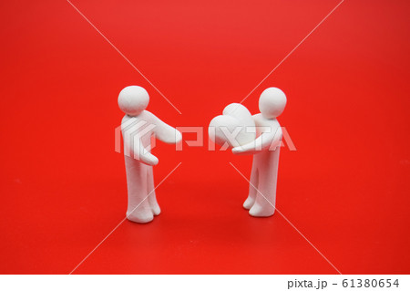 愛(ハート)を渡す人と受け取る人 横位置 赤背景 愛(ハート)を渡す人と受け取る人 横位置 赤背景 61380654