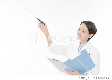 キャリア女性　研究者　白背景ポートレート　人物 61380845