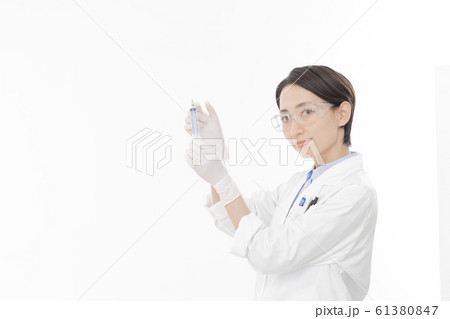 キャリア女性 研究者 白背景ポートレート 人物 キャリア女性 研究者 白背景ポートレート 人物 61380847