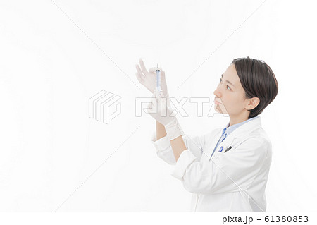 キャリア女性 研究者 白背景ポートレート 人物 キャリア女性 研究者 白背景ポートレート 人物 61380853