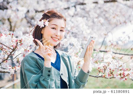桜　女性　スマホ 61380891