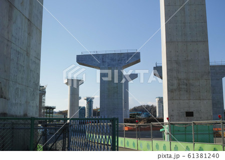 支柱が建つインターチェンジの建設工事現場の風景 支柱が建つインターチェンジの建設工事現場の風景 61381240
