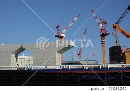支柱が建つインターチェンジの建設工事現場の風景 支柱が建つインターチェンジの建設工事現場の風景 61381242
