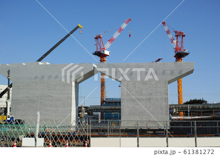 支柱が建つインターチェンジの建設工事現場の風景 支柱が建つインターチェンジの建設工事現場の風景 61381272