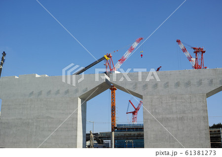 支柱が建つインターチェンジの建設工事現場の風景 支柱が建つインターチェンジの建設工事現場の風景 61381273